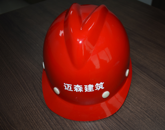 講述施工現(xiàn)場(chǎng)佩戴建筑安全帽注意事項(xiàng)。